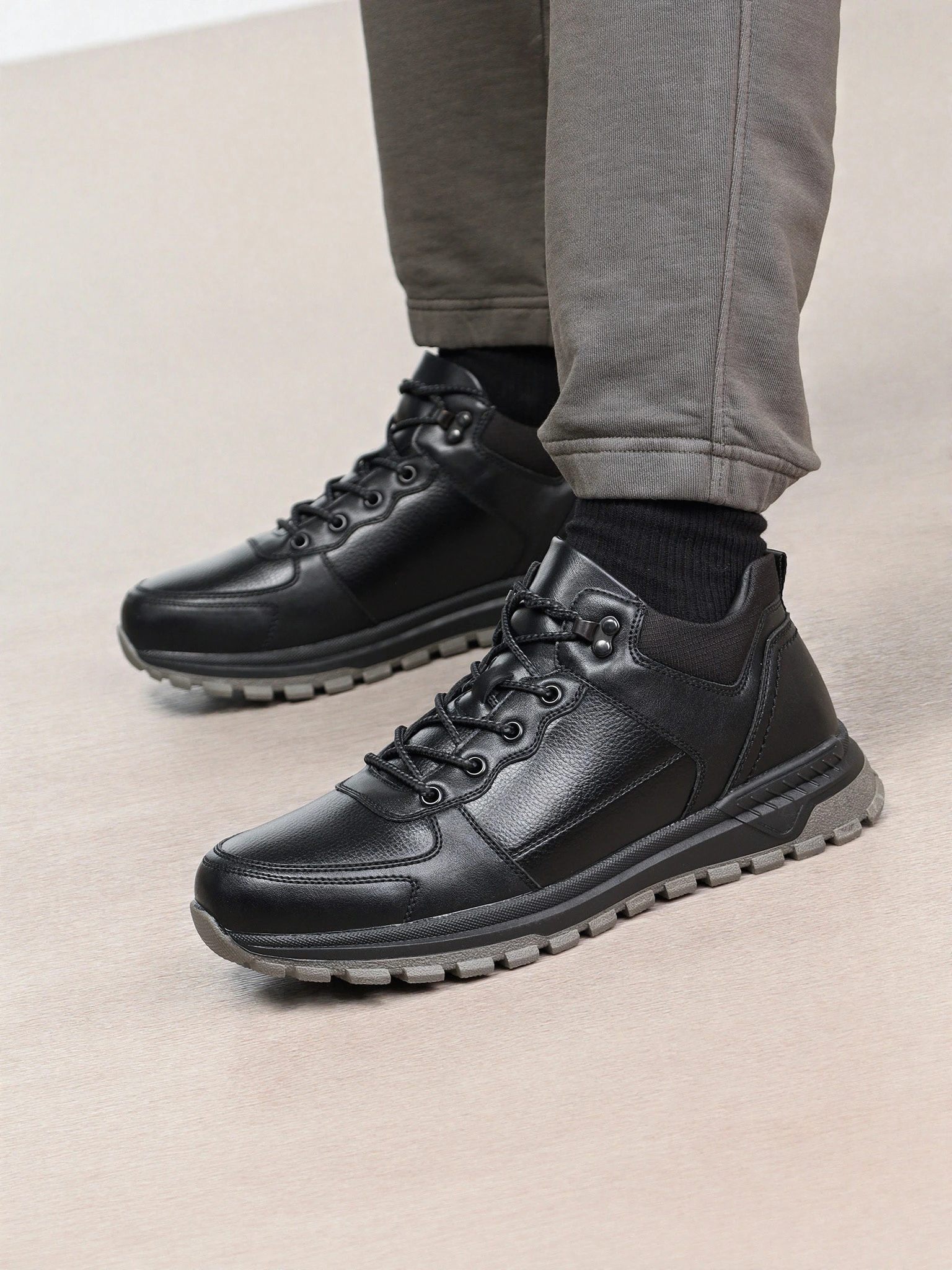 Ботинки черного цвета на низкой рельефной подошве